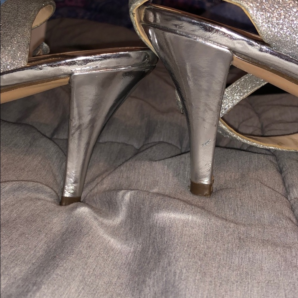 Silver heels - Picture 2 of 3
